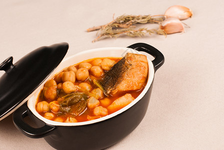 西班牙鱼炖肉鳕鱼服务乡村美食午餐海鲜豆类菠菜水平高清图片