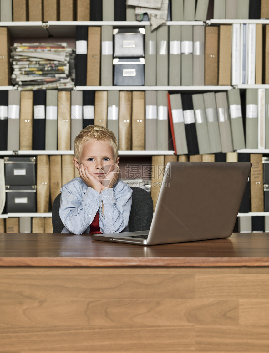 非常年轻的实业家男生商务人士办公用品笔记本办公室孩子电脑活页夹衬衫图片