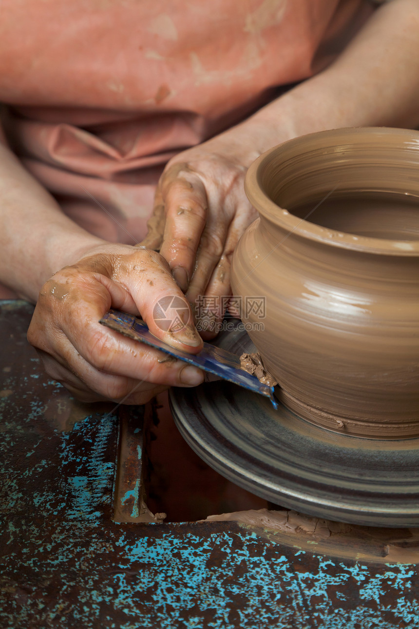 波特在陶瓷轮上制造了一个投手拇指花瓶作坊陶瓷陶器血管壤土手指手工制造业图片