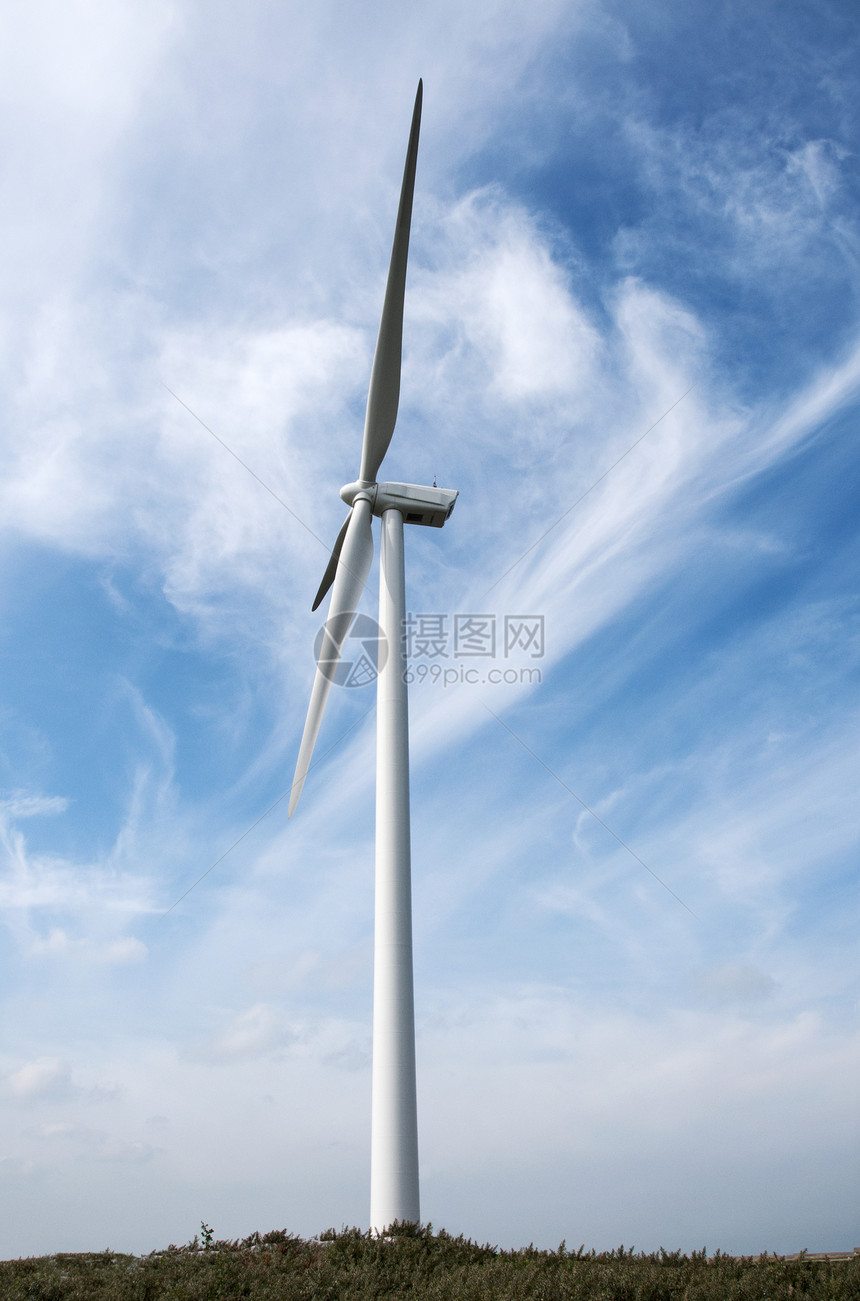 蓝色天空的风车涡轮车站植物环境引擎发电机天气螺旋桨刀刃农场图片