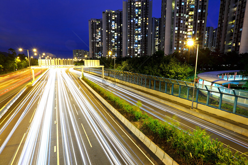 夜间与繁忙的城市运输商业速度线条运动街道交通建筑蓝色戏剧性图片