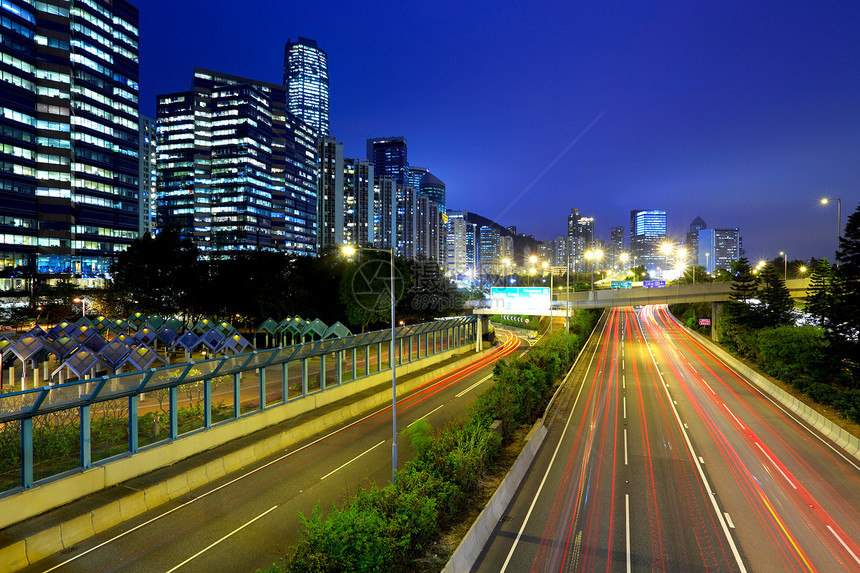 夜间与繁忙的城市交通线条运输公共汽车场景建筑街道商业景观运动图片