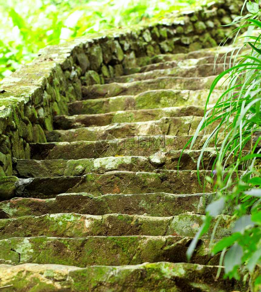 户外的石头楼梯寺庙小路途径公园爬坡宗教苔藓精神花园岩石图片