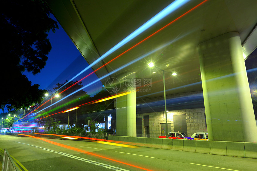 在现代城市的夜间高速公路反射立交桥技术阁楼交通建筑运输活力旅行车辆图片