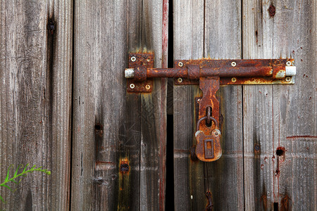 关着门的旧锁背景图片