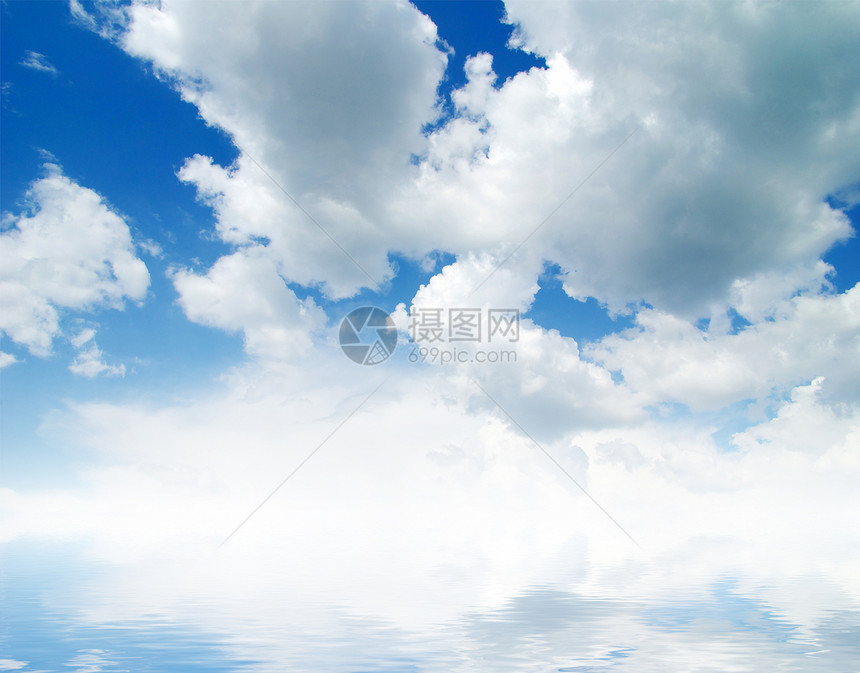 蓝天有彩虹的白毛云反射天气阳光天蓝色海洋天空晴天云景季节气候图片