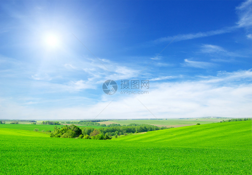 绿地和蓝天空天气场地草地太阳地平线草原农村远景季节场景图片