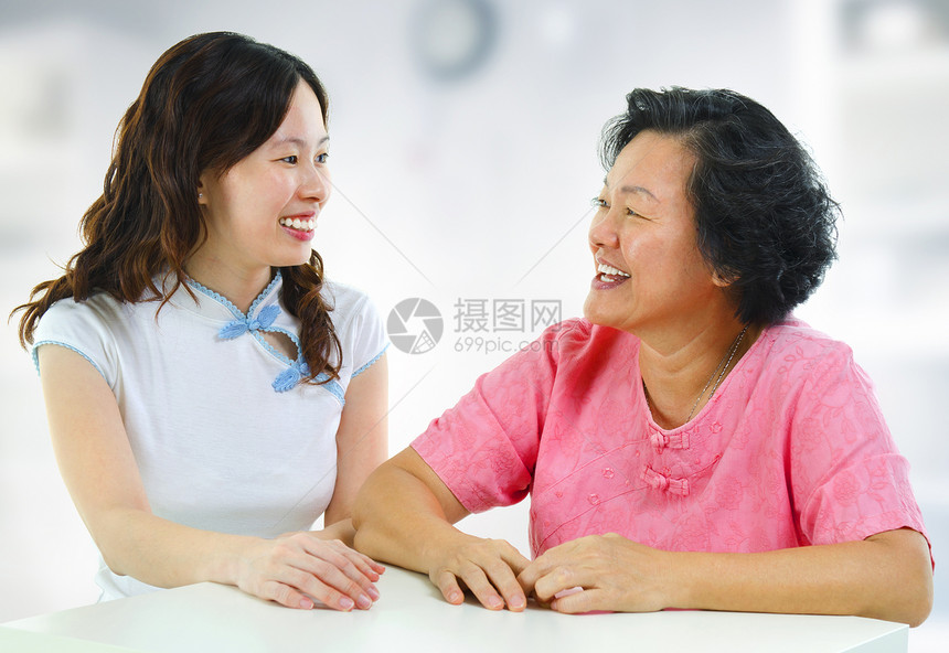 家庭谈话老年女孩座位后代乐趣喜悦母亲时间女儿卫生图片