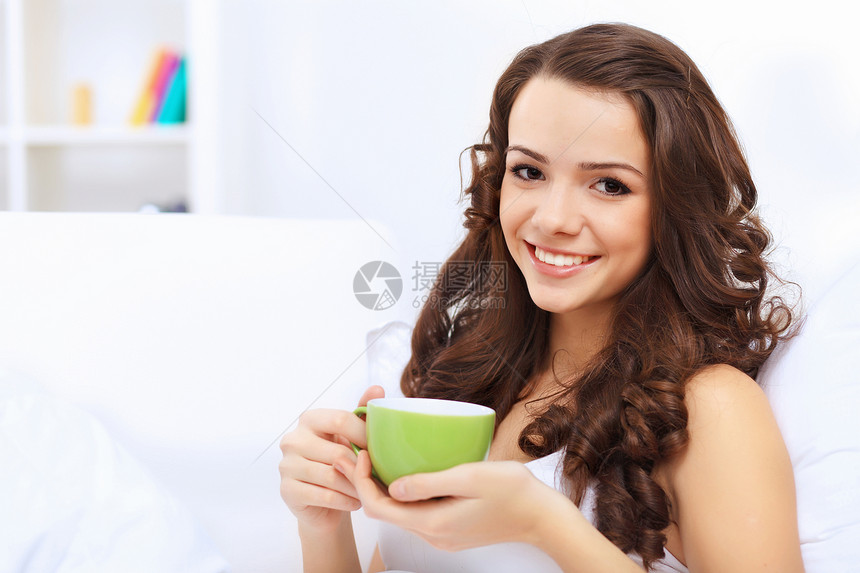 年轻女人在家喝茶的年青女人饮料杯子资源青年玻璃女孩女性快乐房子咖啡图片