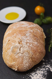 西亚亚巴塔黑色格式面粉迷迭香面包纵向盘子酵母背景图片
