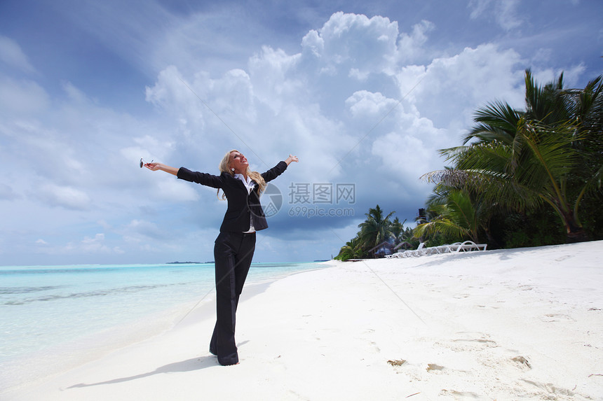 海洋海岸上快乐的女商务人士海滩金发女郎人士阳光成人假期女孩蓝色工人微笑图片