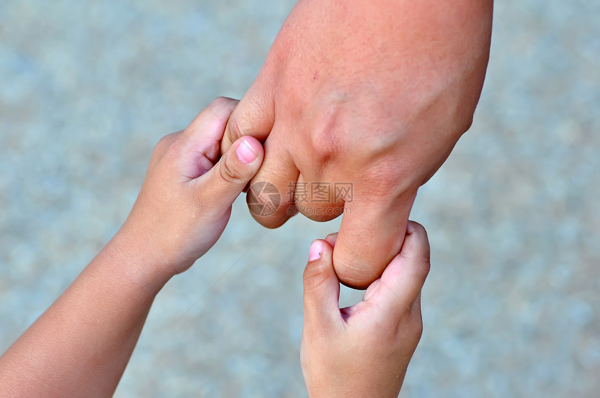 成人和儿童手握双手皮肤拇指家庭手指手臂父母父亲生活白色儿子图片