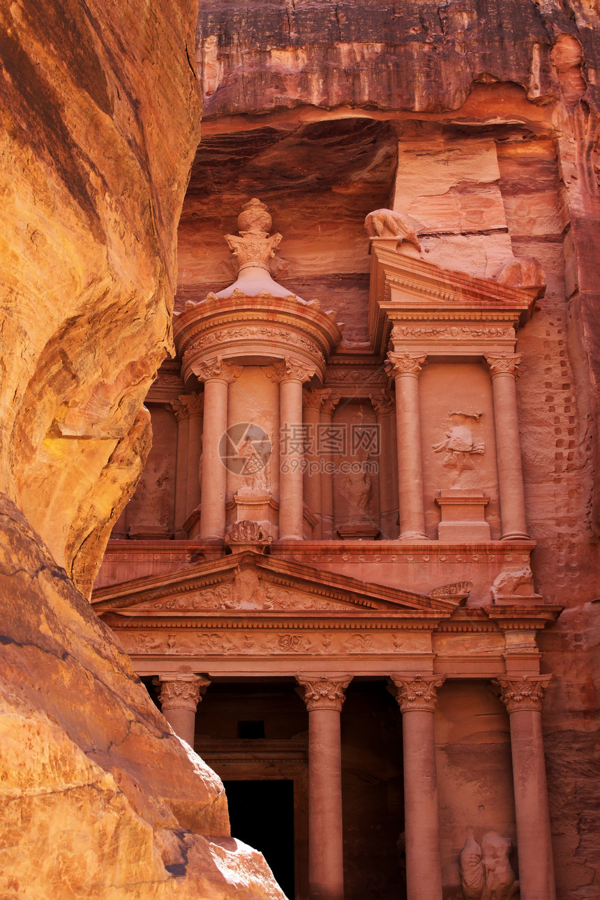 约旦的佩特拉峡谷柱子旅游艺术雕刻悬崖石头建筑学岩石风景图片