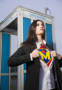 超级妈妈人士套装女性衣服日光天空英雄黑发犯罪字母背景图片