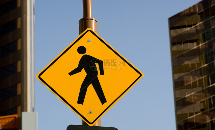 十字路安全钻石黄色正方形路标螺栓城市行人街道蓝天图片