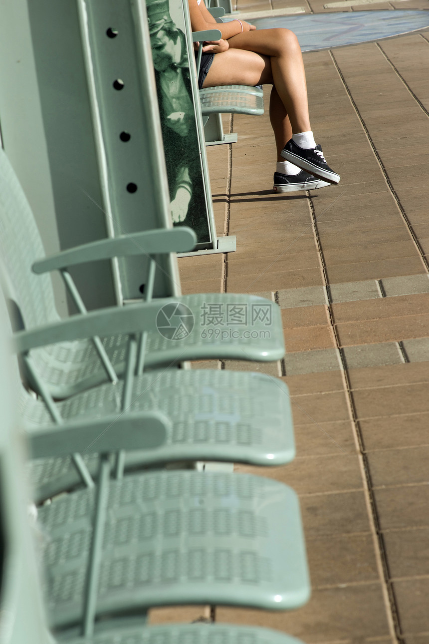 培训平台阳光人行道半身运输金属椅子绿色城市车站座位图片
