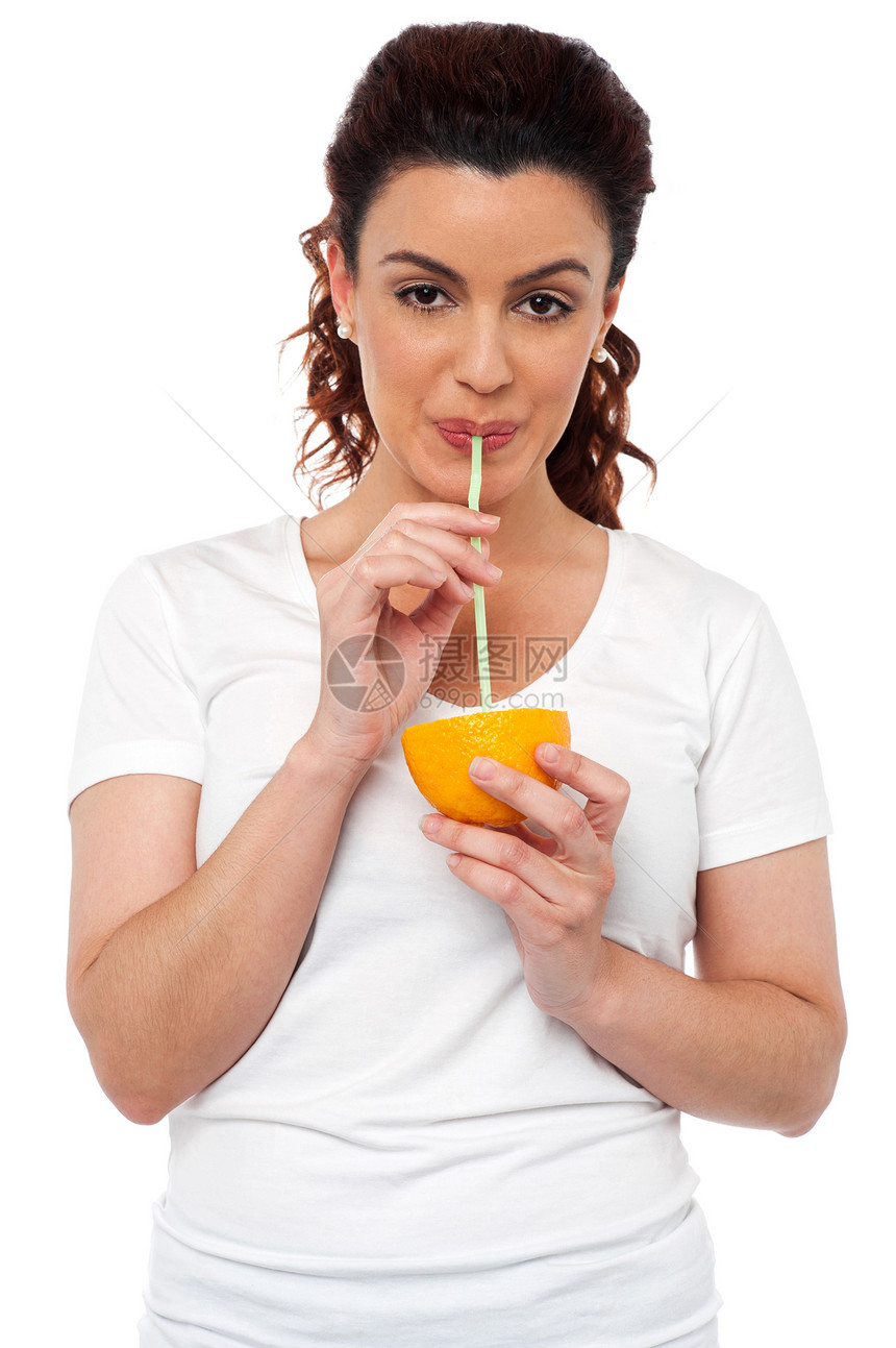 喝新鲜橙汁的活跃健康女孩享受食欲魅力女性快乐活力矿物质饮食女孩早餐图片