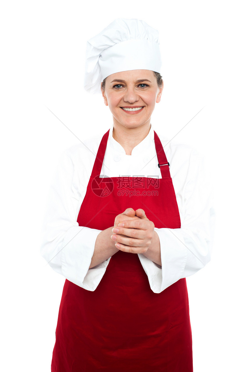 身穿红制服的微笑年老厨师图片