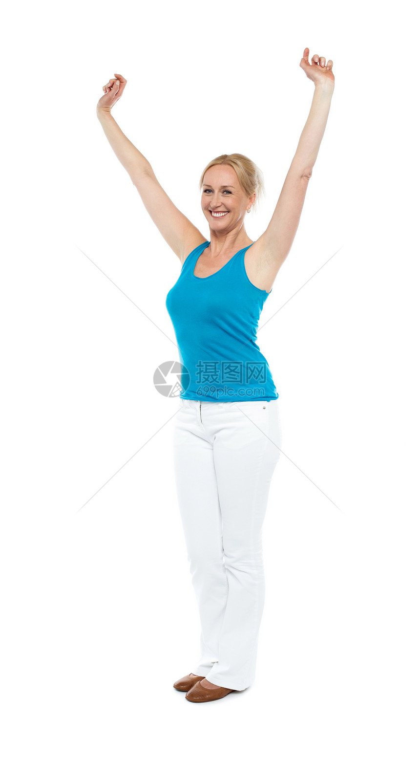 成功妇女用举起的手摆姿势图片