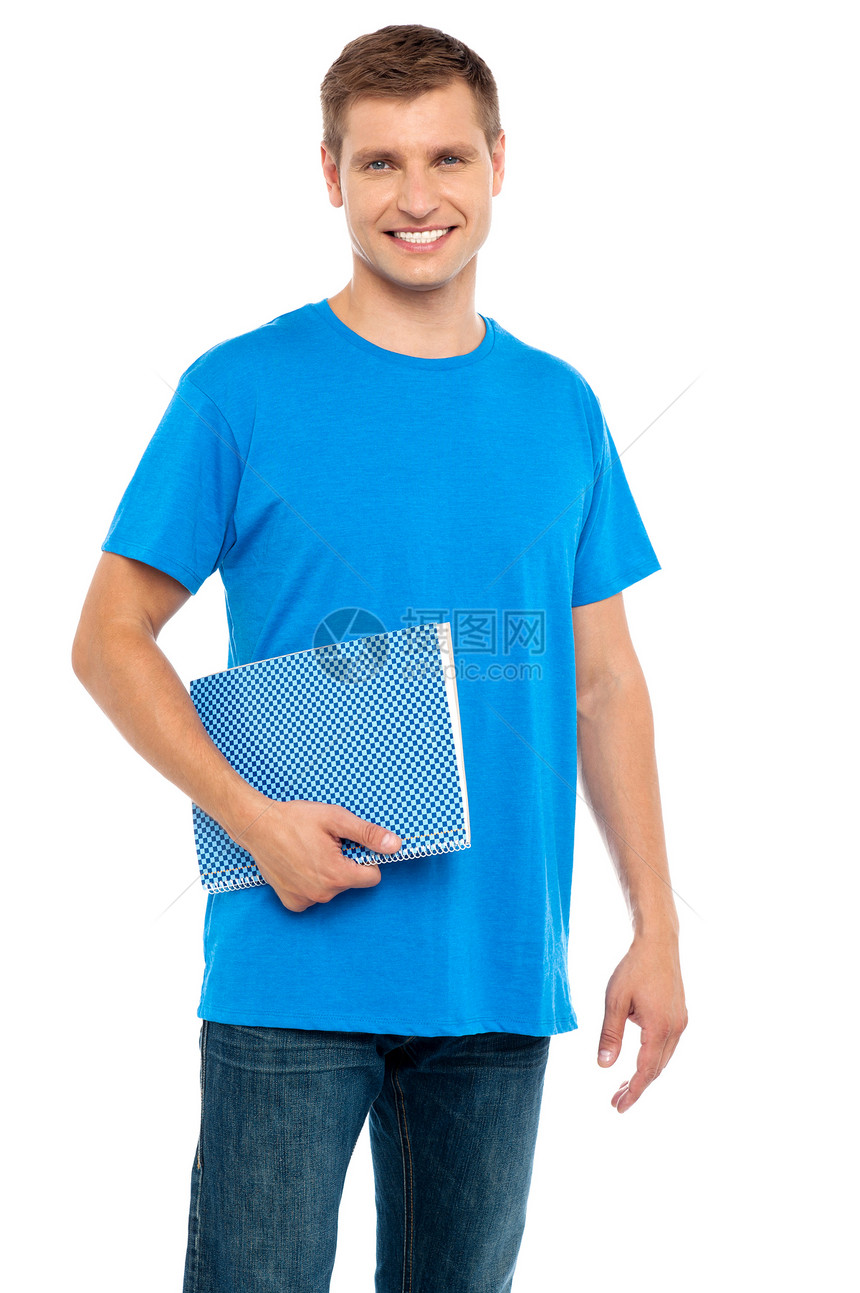 拿着螺旋笔记本的微笑的家伙享受乐趣服装教育学习男人记事本男性学生大学图片