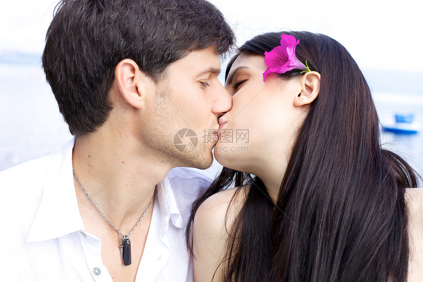 恋爱中快乐的情侣接吻图片