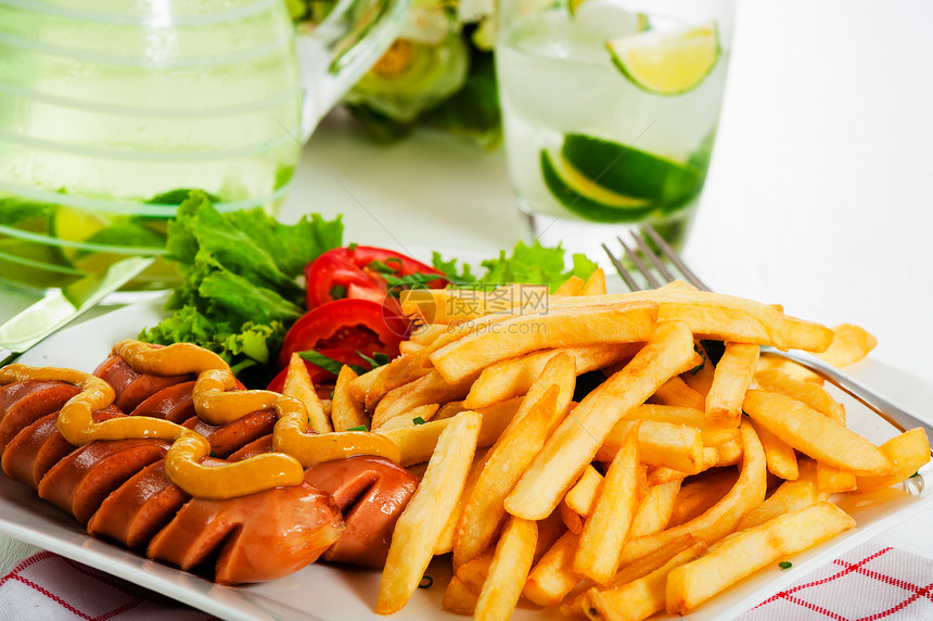 土豆薯条和香肠垃圾蔬菜盘子小吃午餐餐厅薯条柠檬筹码食物图片