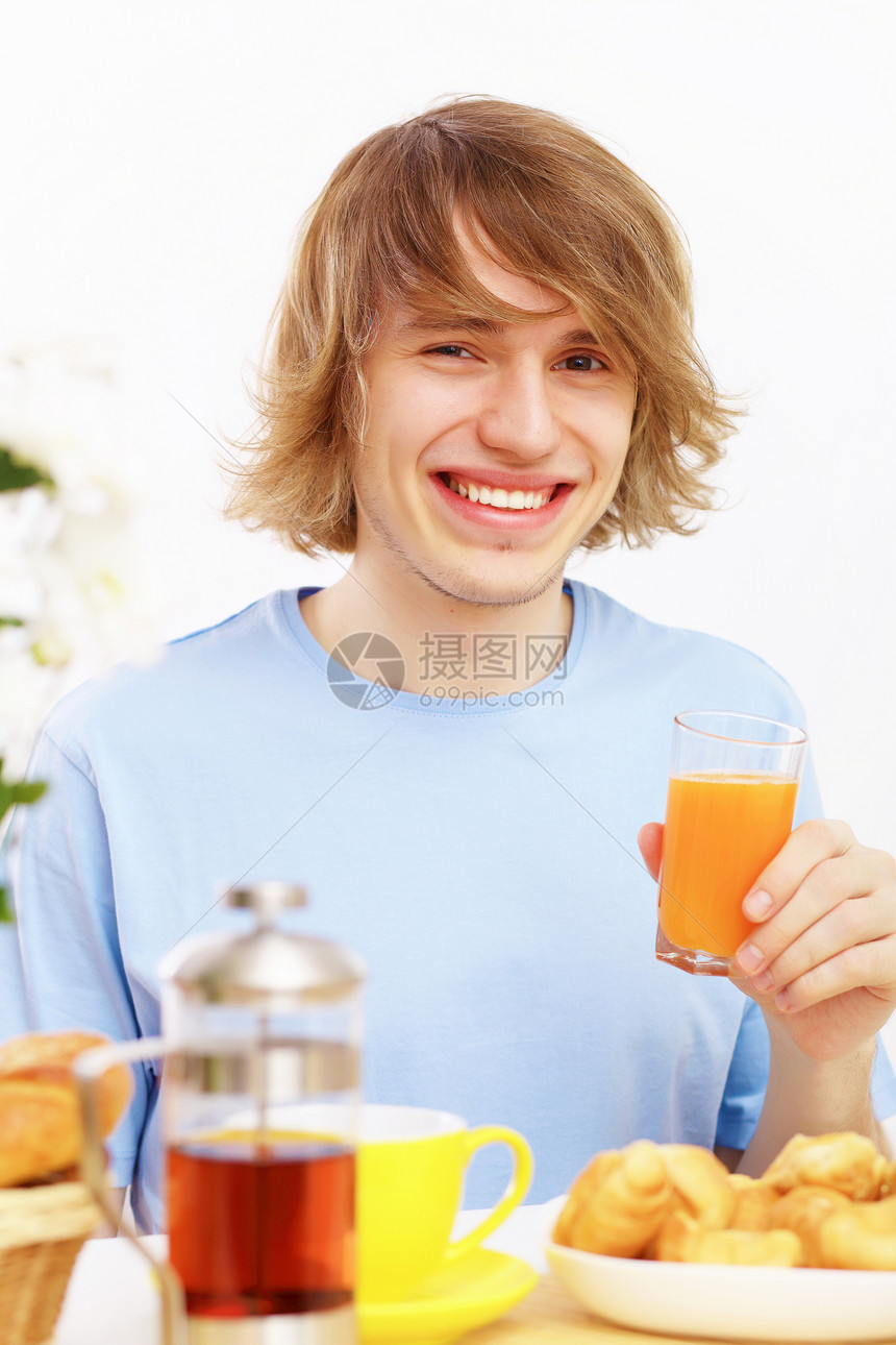 年轻人喝果汁早餐玻璃饮食蓝色快乐乐趣营养水果厨房橙子图片