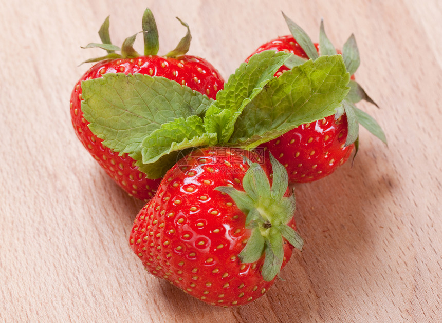 绿叶草莓饮食叶子红色甜点绿色种子食物水果图片