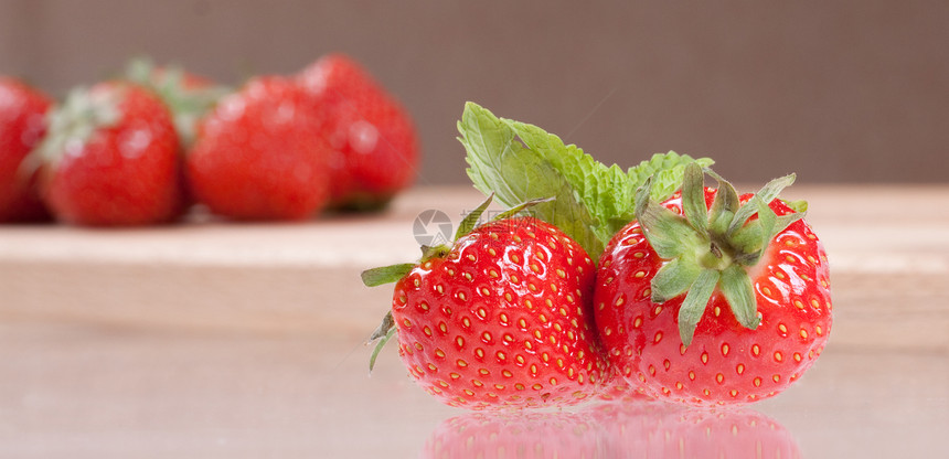 绿叶草莓红色甜点食物饮食水果叶子种子绿色图片