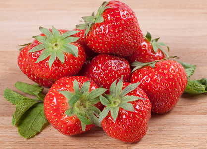 绿叶草莓绿色甜点叶子饮食种子红色食物水果背景图片