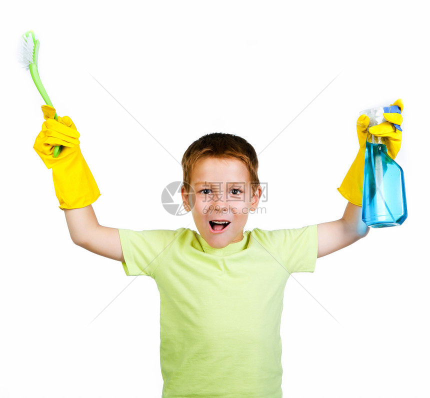 带洗涤剂的小男孩图片