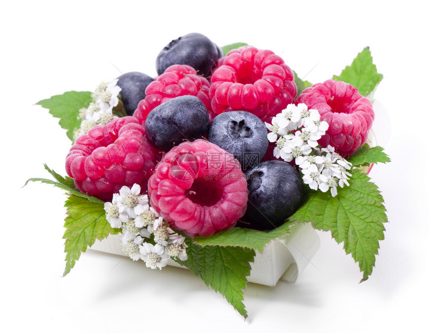 和蓝莓 白底绿叶浆果叶子宏观白色红色绿色食物美食覆盆子水果图片