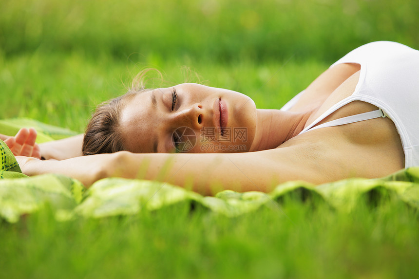 梦幻的女人睡眠自由绿色生活方式图片