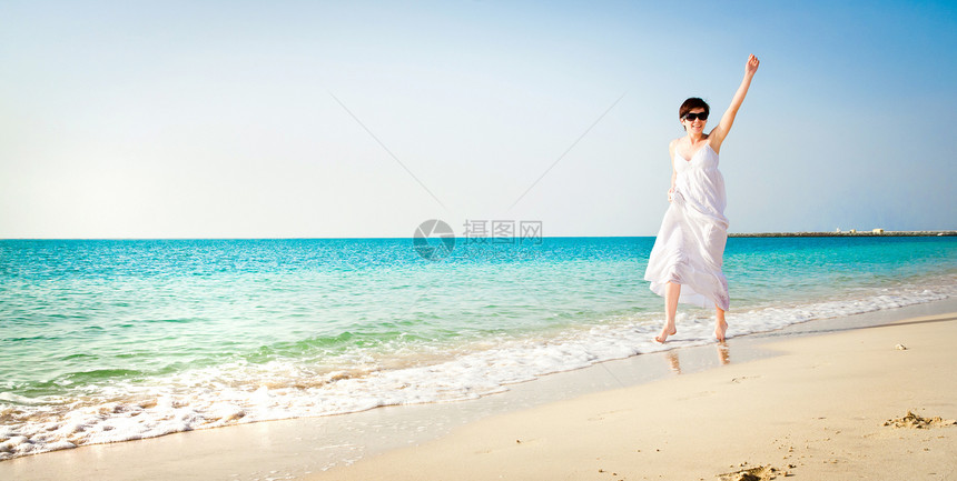 女孩在海滩上假期海岸线女性微笑比基尼快乐幸福图片