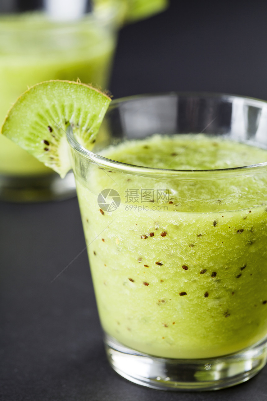 新鲜果汁玻璃奇异果冷饮白色水果绿色图片