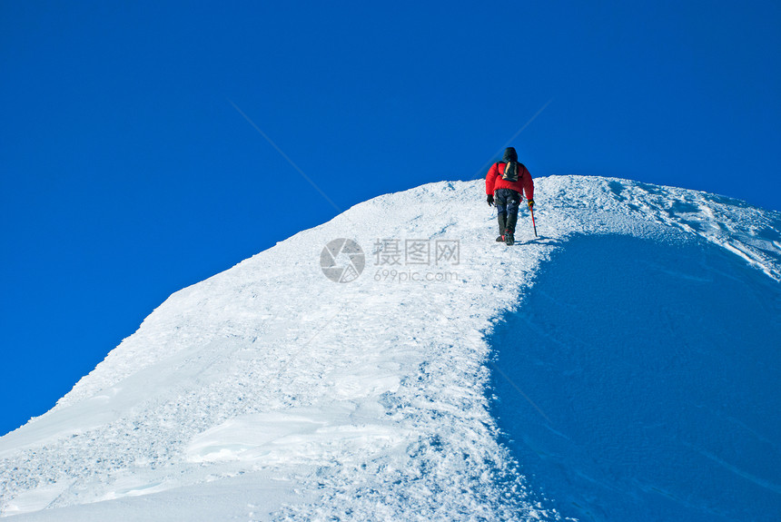 单身男性登山者登顶图片