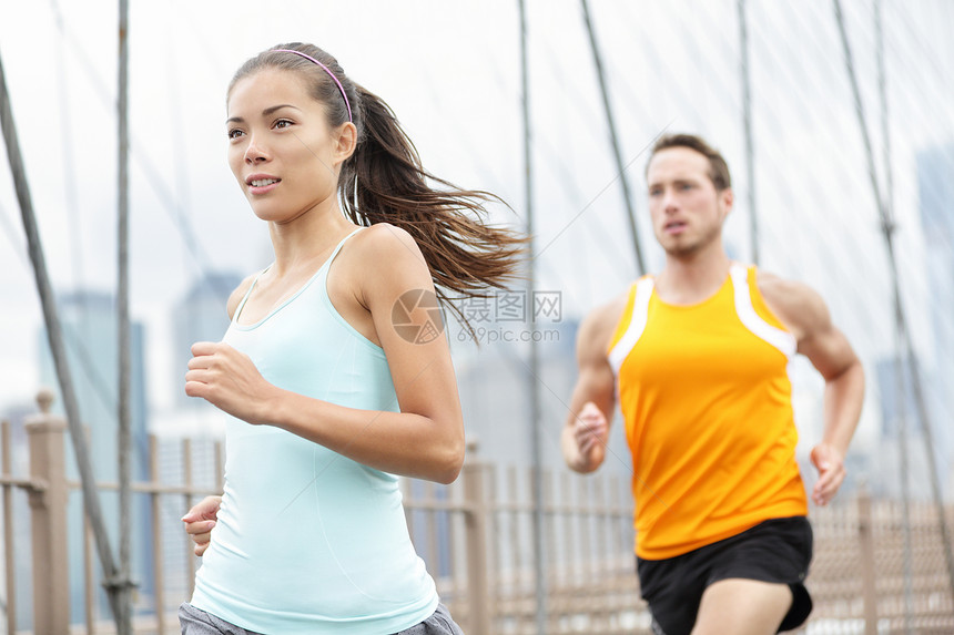 正在结为夫妇男人慢跑情侣慢跑者运动员女士运动训练男性夫妻图片