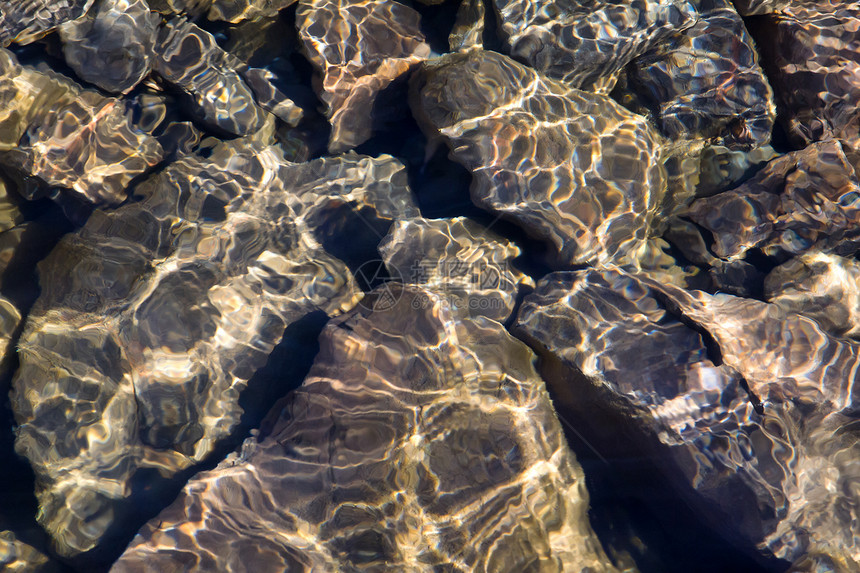 清水中的岩石反思阳光图片