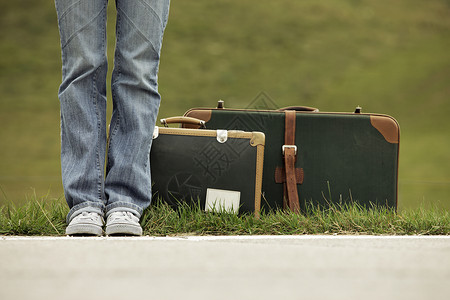 切入者 Hitchhiker街道手提箱游客旅行便车复古寂寞复兴成人假期背景图片