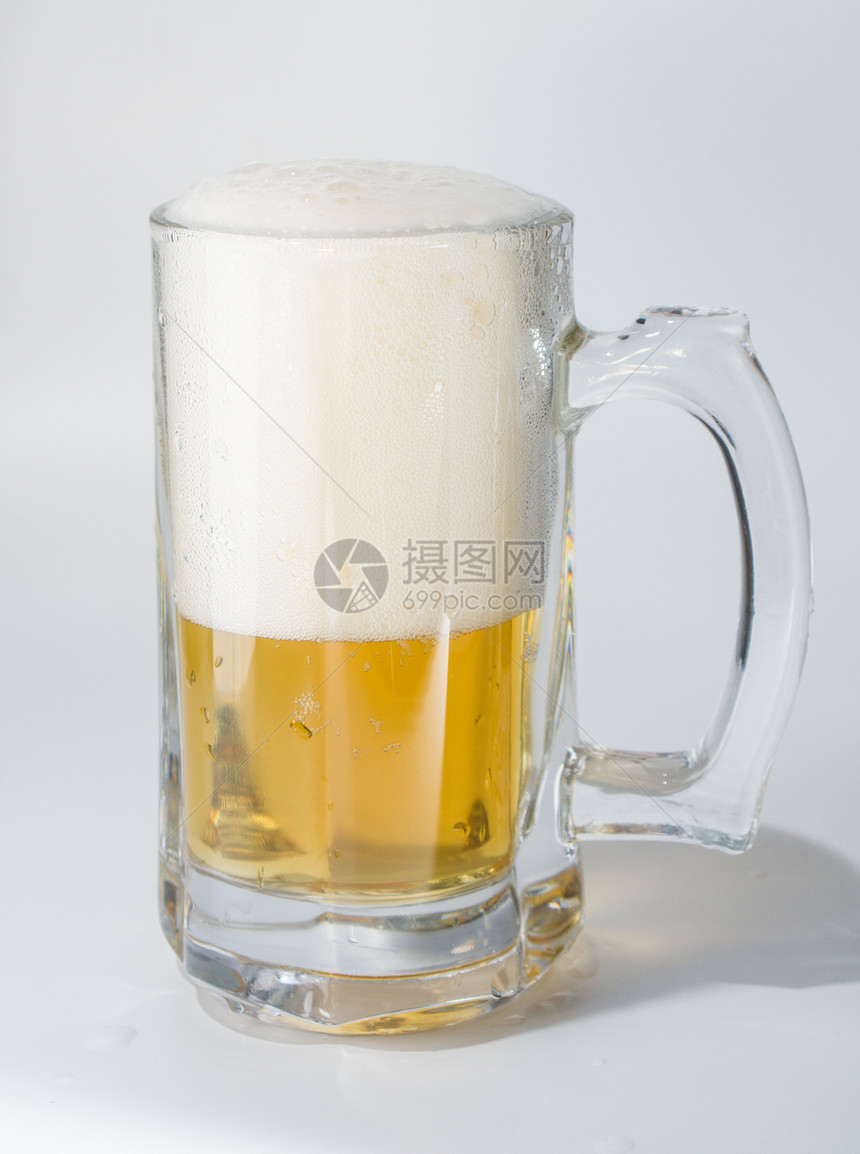 穆格 满是冰啤酒液体金子啤酒厂白色泡沫气泡小麦庆典享受草稿图片