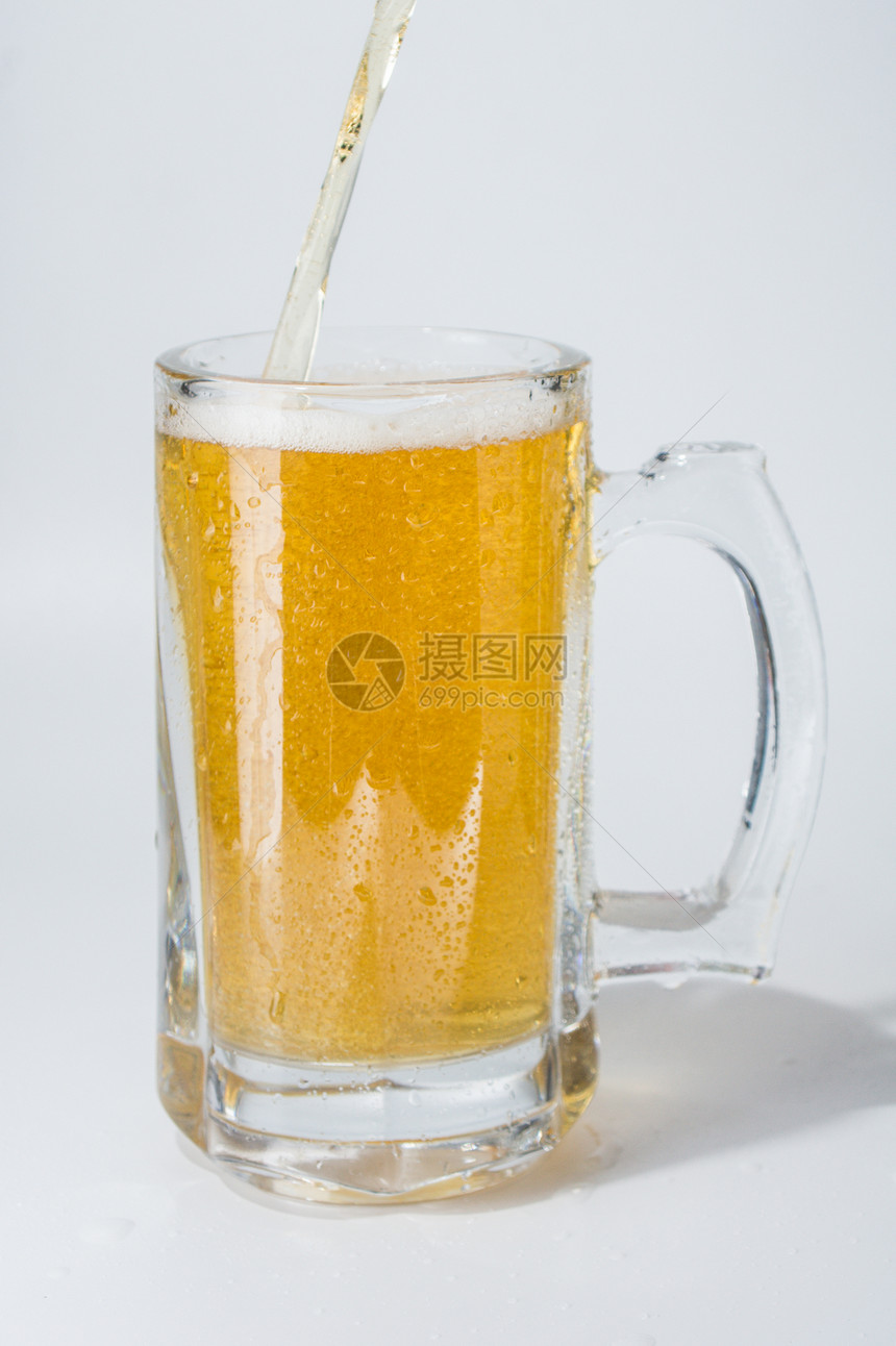 穆格 满是冰啤酒金子气泡庆典小麦黄色液体玻璃啤酒厂泡沫白色图片
