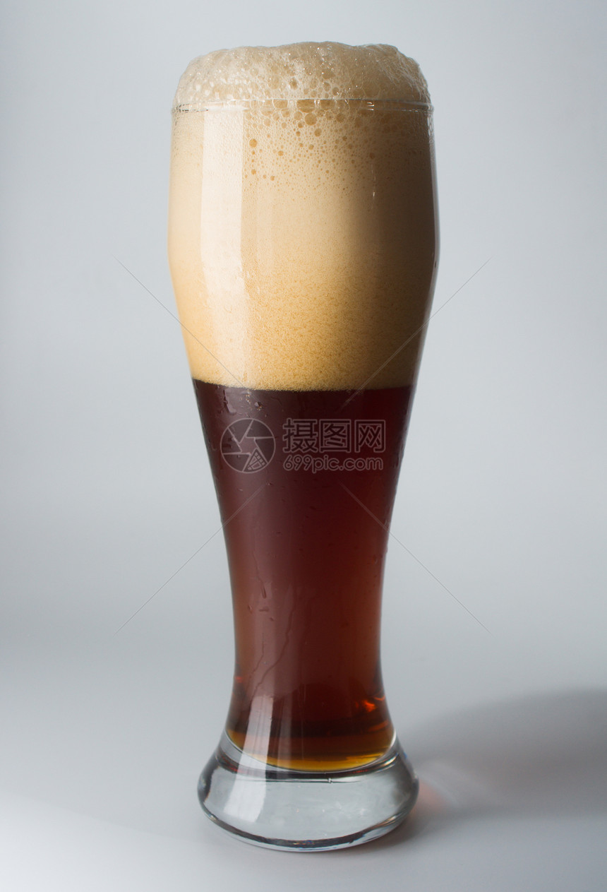 穆格 满是冰啤酒草稿液体玻璃泡沫小麦食物啤酒厂酒吧气泡黄色图片
