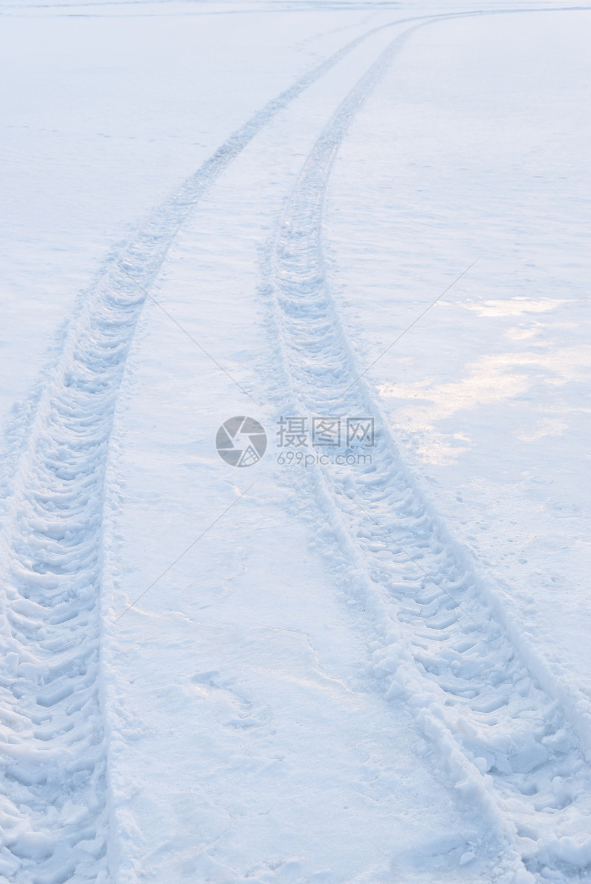 积雪的轮胎痕迹图片