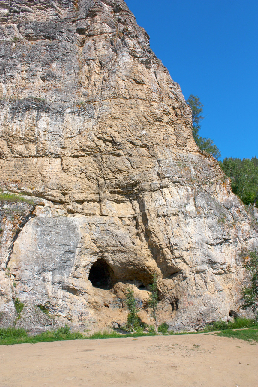 山上的大石洞图片