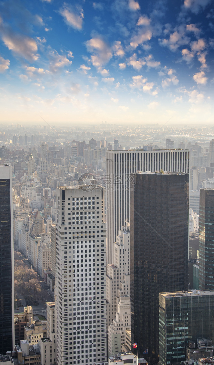纽约市上空的戏剧天空-空中视图图片