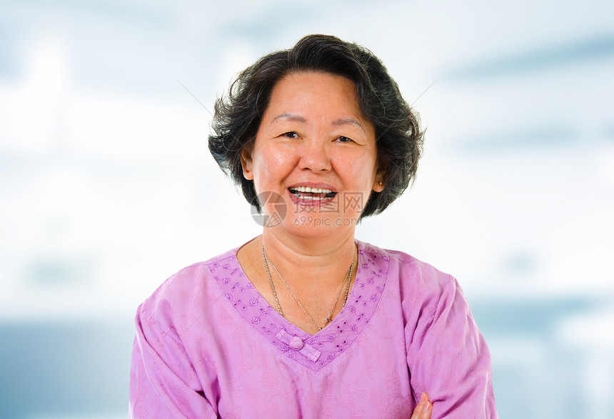 亚裔高级女性房子成人保健头发福利祖母卫生老化退休老年图片