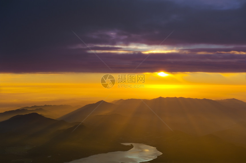 从藤地升起的日出顶峰火山太阳射线光束风景反射阳光戏剧性日落图片
