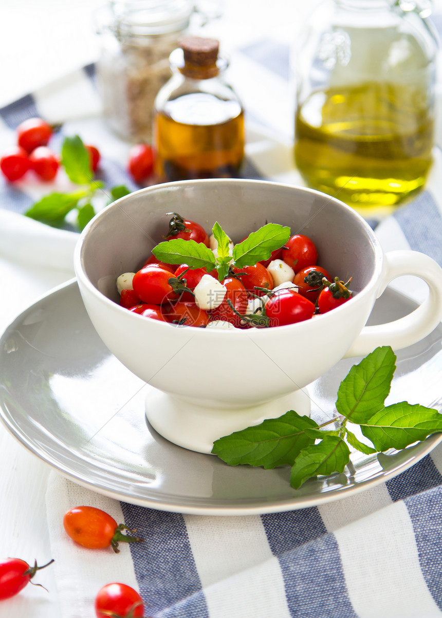 樱桃番茄加马扎里拉和Basil沙拉胶片小菜胡椒杯子绿色蔬菜草本植物营养食物饮食美食图片