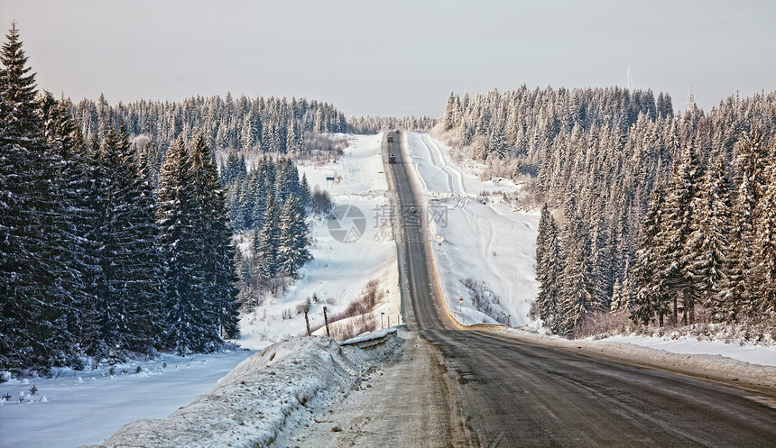 冬冬路寒意晴天街道雪堆木头国家土地山脉季节速度图片