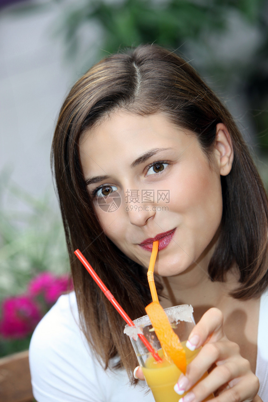 美女喝橙汁的漂亮女人黑发维生素享受福利娱乐淬火闲暇饮料女士女性图片